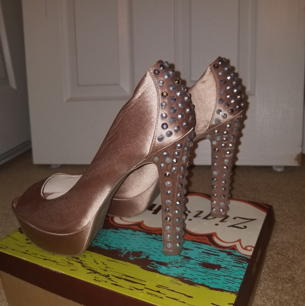 ZigiSoho strike style pumps